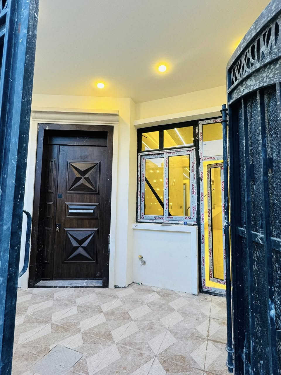 #السلام عليكم
🏠#دار_للبيع   100متر واجهيه 6،25متر نزال 16متر
 بناء طابقين حديث 
يحتوي البيت. ع[3غرف نوم -استقبال -صحيات عدد 2- صالة- ومطبخ] 
البيت شغل درجة اولى مع كامل الخدمات

🔴ملاحضه البيت جاهز للسكن 🔑

⬅️نوع العقار  طابو زراعي سند 25 اقرار محكمه 

⬅️العنوان #بغداد_الدوره_البوعيثه   

⬅️مجمع السلطان الثالث 

🔴للاستفسار  خاص او الاتصال ع الرقم 

 ☎️***********
☎️***********
