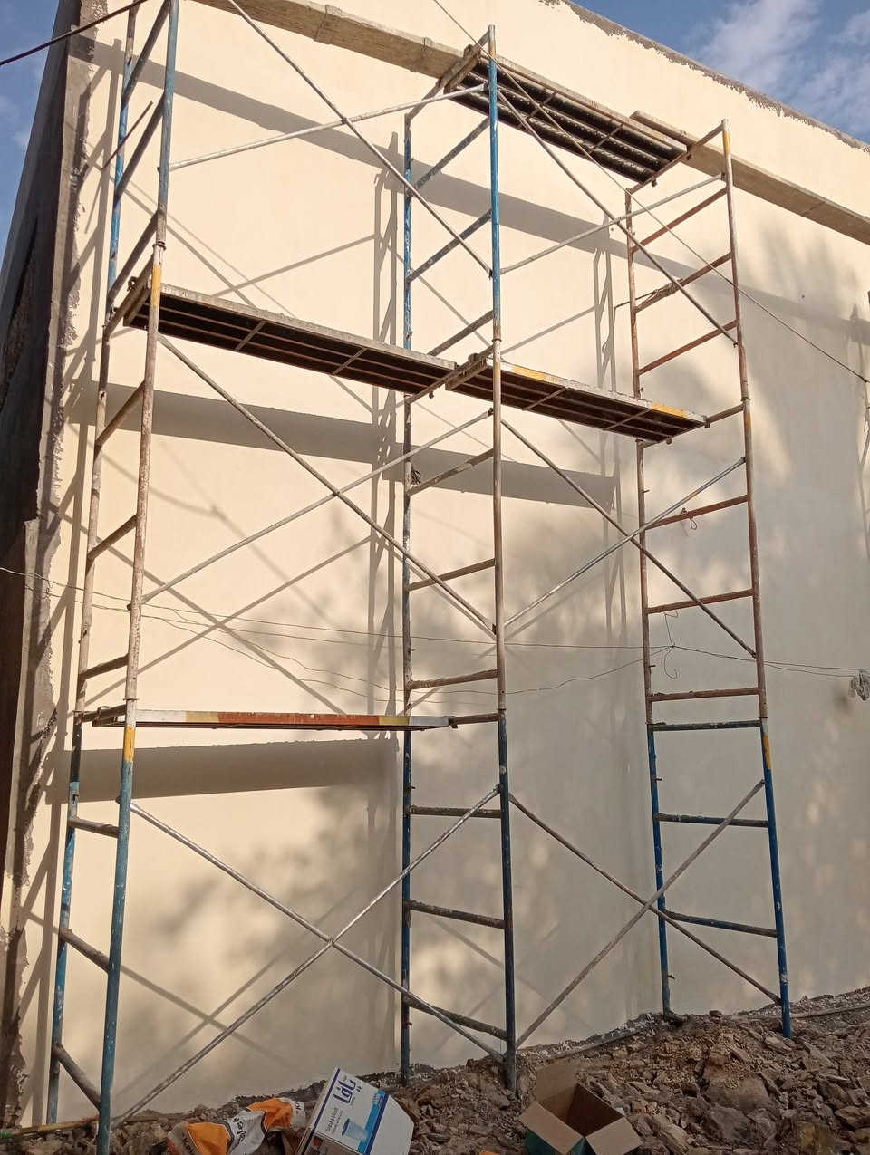 بسم الله.ابومحمد مصري مقيم في بغداد اشتغل تفليش جدران كاشي تنكير تفليش صب تنظيف بيوت انقاد وحفر بواري وهذا رقمي به واتس ***********
