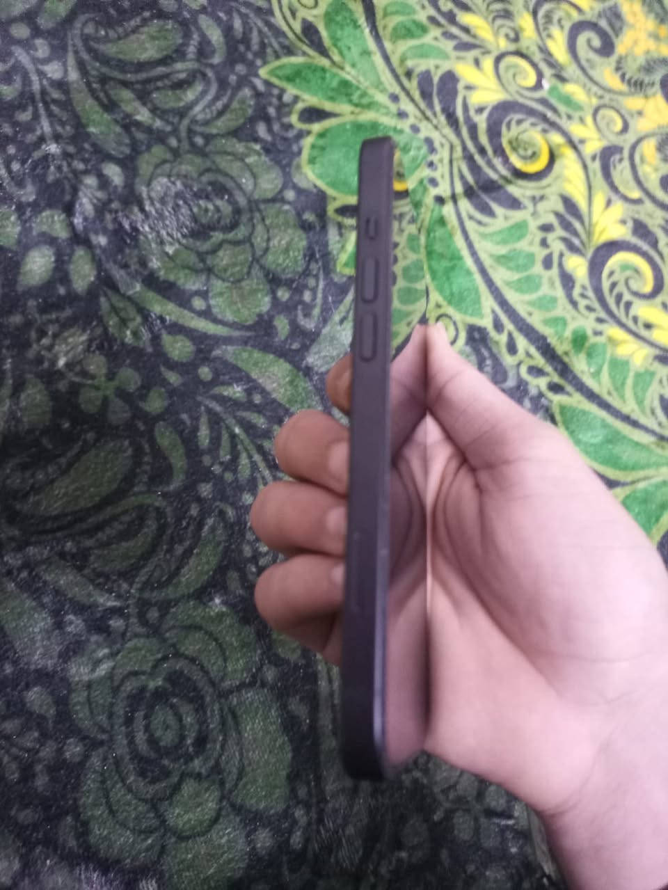 السلام عليكم ايفون 15 عادي ذاكره 128 الجهاز نضيف جداً وتر بروف بطارية 89‎%‎ عدد الدورات 498 الجهاز كامل هوه وملحقاته وكارتونته ويا سيمكرت واحد السعر 750 وبي مجال ***********
