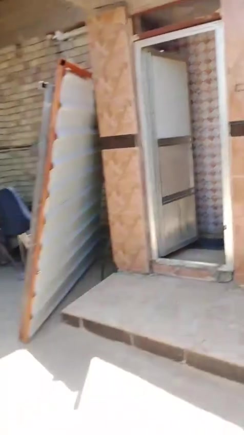 السلام عليكم 
بيت زراعي 160متر طابقين يحتوي اربع غرف منام واستقبال ومطبخ وصحيات في الطابق الاول والثاني ودرج خارجي وداخلي للطابق الثاني واجهه البيت اكثر من 12متر وركن كما مبين بالفيديو وكل الخدمات موجوده البيت الطابق الاول بناء طابوك والسقف كونكريت والطابق الثاني بناء بلوك والسقف كونكريت البيت حلو ومرتب وموقع حلو.. منطقه العريفيه الراغب بالشراء التواصل على الهاتف ***********بيه واتساب والسعر المطلوب 93مليون بيه مجال قليل
