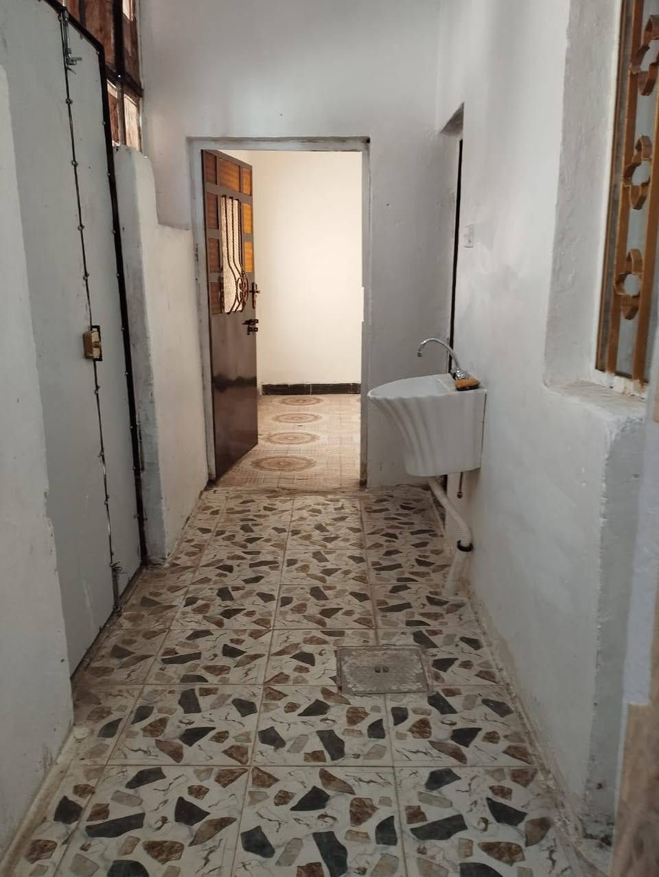 بيت للبيع المساحه 60 متر
العنوان الرياض شارع 70 قرب اسواق الفراشه ومطعم الورده ... الواجهه 12متر والنزال 5 متر  الطابق الارضي صاله ومطبخ وصحيات ومخزن صغير
والفوك غرفتين سندويج بنل ومغلف بديل الخشب  والارضيه بورسلين وبيتنونه
البيت مرمم قبل سنه 
السعر ب70 مليون وبي مجال 
الاتصال ع الرقم ***********
