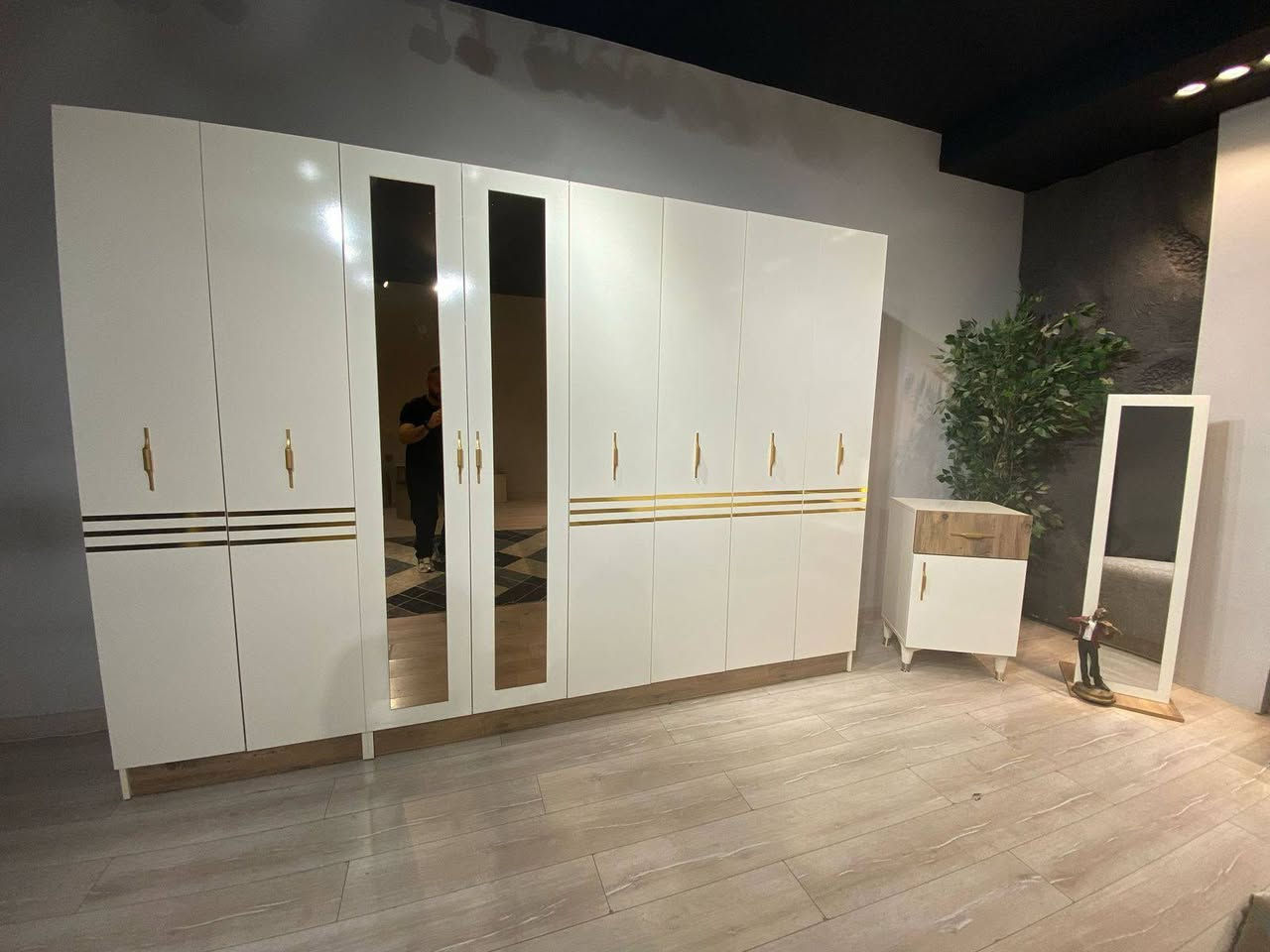 غرفة نوم تركي موديل رودز 2 
عشر قطع سرير  جك مخزن 
شازلون مخزن استراحه 
برغي حديد وقفل حديد 
انارة لد ليزرية 
ظمان فتح وتركيب 10مرات 
🔻نقداً فقط بدون احراج🔻
يتوفر جمله ومفرد
للحجز مراسلة الصفحة او الرقم 
***********
***********
#تصاميم_غرف_نوم_مودرن 
#اثاث_غرف_نوم 
#اكسبلور 
#creatorsearchinsights 
#اثاث_بصرة
