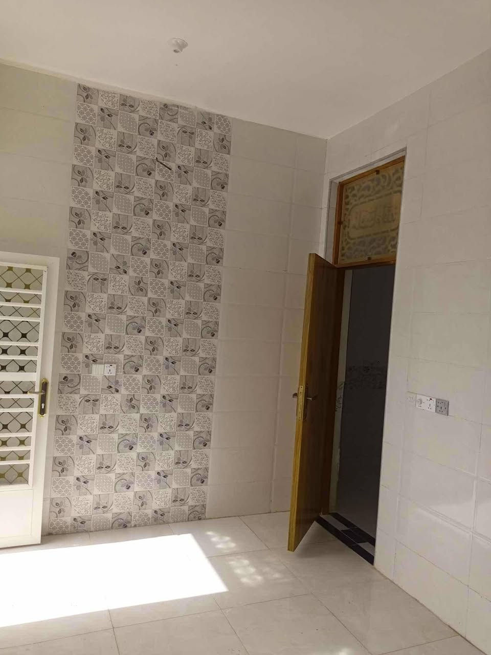 بيت لبيع مساحه140متر وجهه  10ونص تفاصيل استقبال وغرفه وصاله ومطبخ وصحيات داخليه وخارجيه سند 25 مكان حي المعلمين بلدوب خلف عمارت قبل نهيت شارع فرع رقم هاتف ***********
