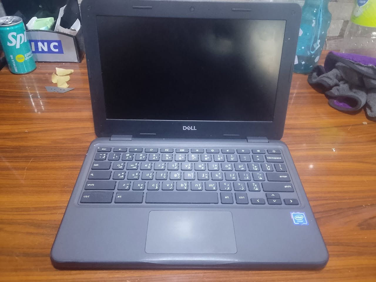 السلام عليكم لابتوب DELL للبيع نضام اندروايد كيبورد عربي انكليزي متجر بلي و تنزل براحتك لابتوب مستعمل شي قليل جهاز يخبل رام 4 ذاكره16 جهاز سلس و سريع كامره اماميه محوله الشحن تايبسي.  منفذ USB 
 منفذ سماعات منفض اجدي عل تلفزيون جهاز كلش حلو مكان موصل الايسر سعرو 75 الف شراي تفضل خاص ***********
