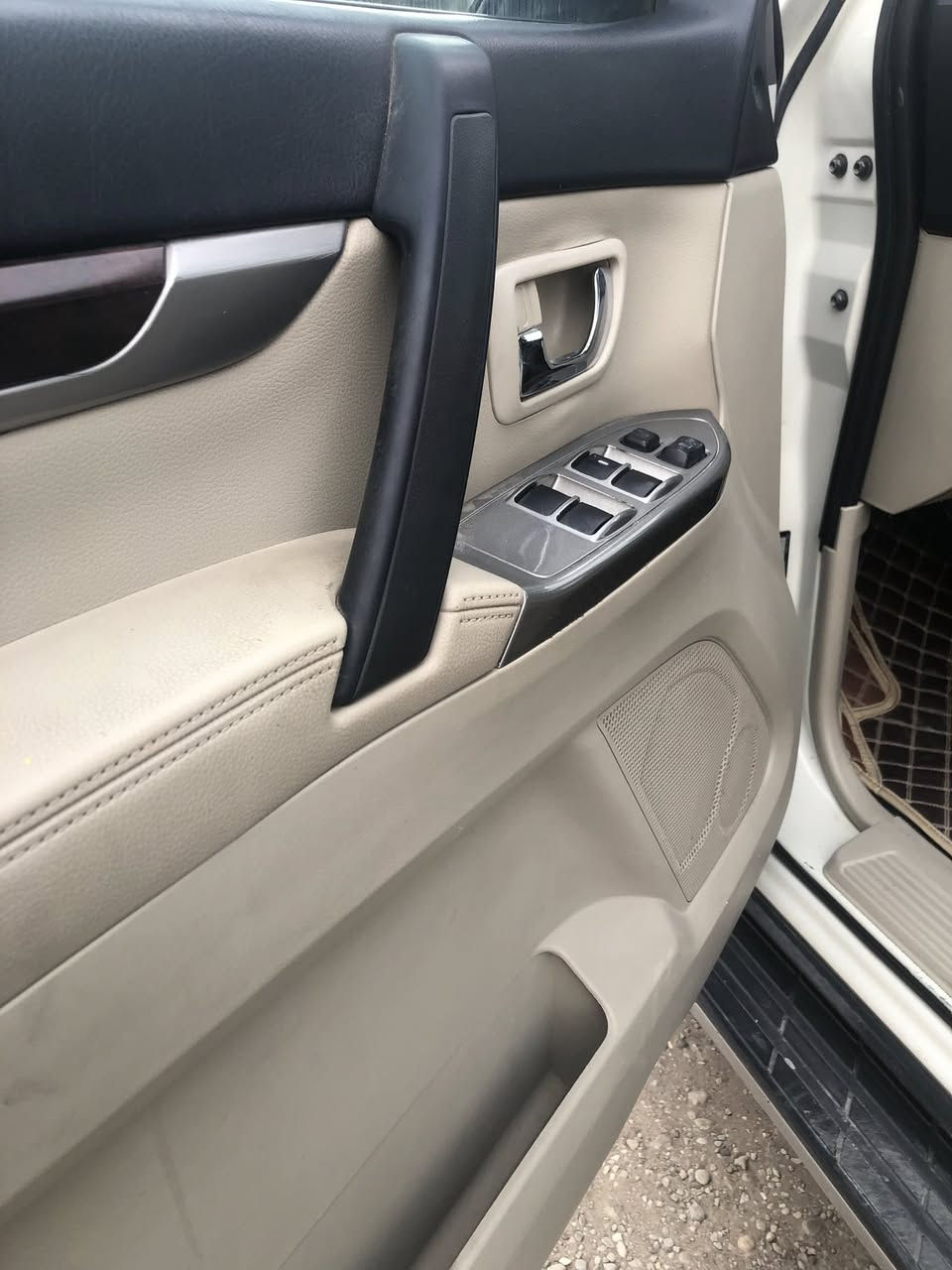 باجيرو موديل ٢٠١٥. رقم بصرة بأسمي السنوية رقم انكليزي. ماشية 180 حبتور بيها بس بنيد مبدل ومصبوغ بدون ضربة. والسونار موجود. مكاني ناصرية. السعر 180وبيها مجال للشراي. ***********.
