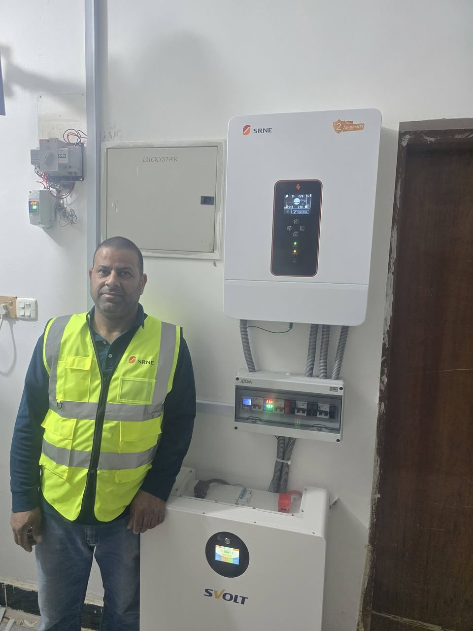 أللهم صل على محمد وآل محمد 

دار أخرى تودع انقطاع التيار الكهربائي. 

على بركة الله تعالى تم تجهيز وتنصيب منظومة الطاقة الشمسية في قضاء البدير.

في دار الاخ الحاج ابو مرتضى محمد كريم شياع .

 20 امبير نهارا 
 15 امبير ليلا

🔵 الواح نوع لونجي 620 واط ذات وجهين 18 باس بار ذات جوده وكفاءة عالية .
🔵 انفيرتر حجم  12Kw كيلو واط حسب طلب صاحب الدار قابل للتطوير مستقبلا .
🔵 بطارية 🔋 16.64KW ليثيوم فوسفات الحديد ذات جوده وكفاءة عالية بضمان 5 سنوات .
🔵 بدي سيركت مجهز بأحدث القواطع الذكية وجوزات الحريق مع تحكم WiFi لمراقبة عمل المنظومة من اي مكان .
🔵 هيكل حديد مغلون 2 ملم .
🔴مستعدين لتنصيب جميع منظومات الطاقة الشمسية مع الضمان الحقيقي لجميع الأجهزة. 

بإدارة : سيد احسان وسيد غزوان

للتواصل والاستفسار 
الاتصال على الأرقام
*********** سيد غزوان الزاملي  .
*********** سيد احسان الزاملي .
#النور #للطاقة #الشمسية.
