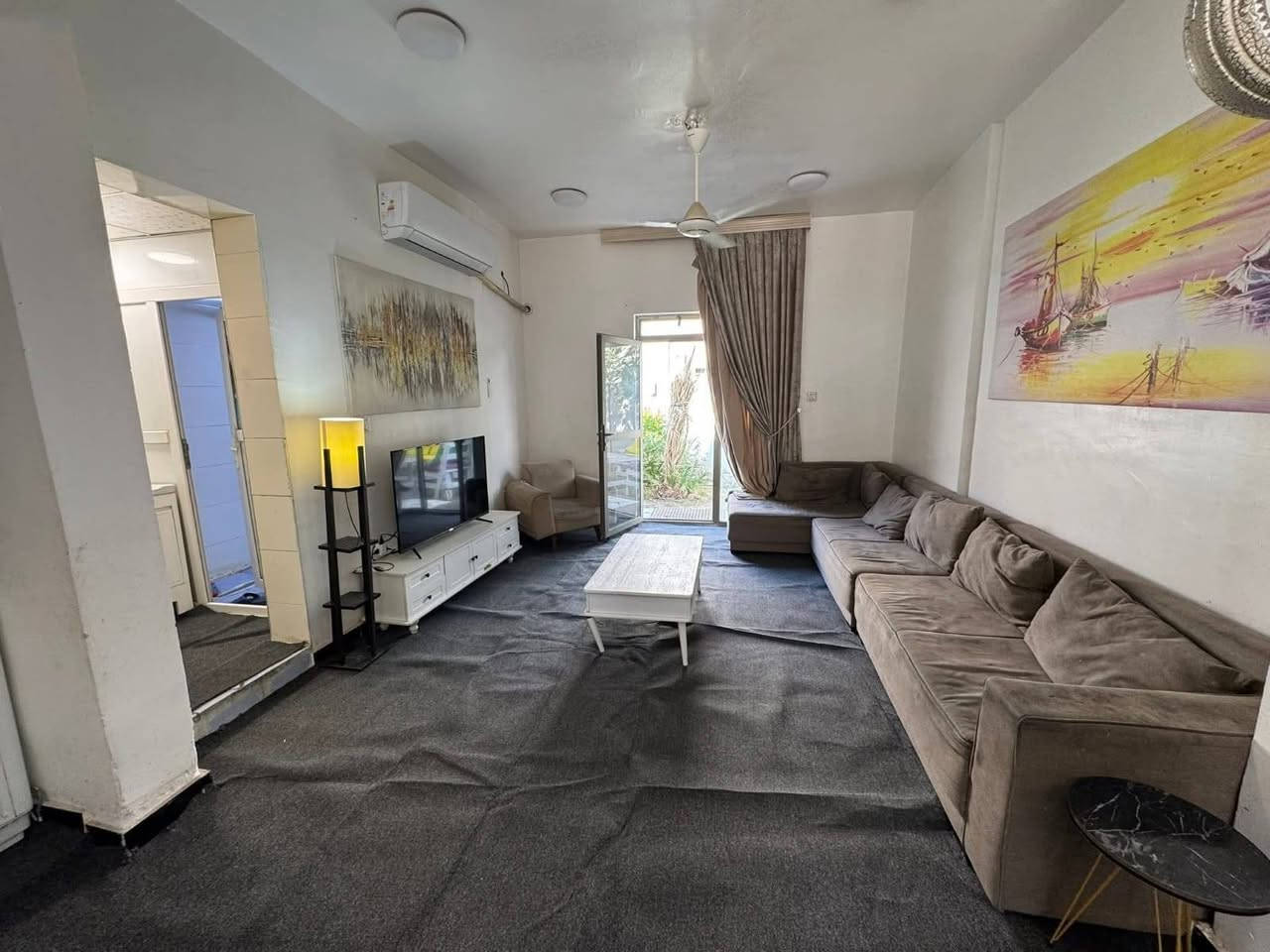 السلام عليكم بيت للبيع مساحه 200متر مجمع السلام السكني طابقين السعر 115وبي مجال بصيط وباقي للمصرف 70 اقصاد  شهري بدون كفيل مكتب إبداع ألاسود للوساطة العقارية التواصل واتساب ***********
