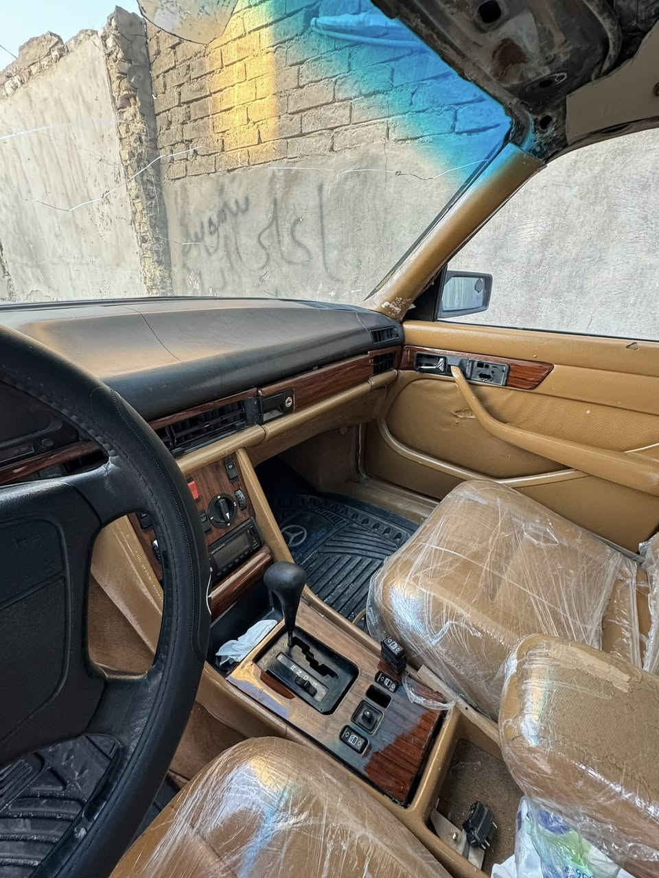 سلام عليكم ورحمة الله وبركاته ماسيدس بنز مديل 1988 غرفه جلد جام كهربائي مكينه او كير بلاديات قواعد دبل سلايمات السعر 55$ او بيهه مجال *********** مكاني نجف مناذره
