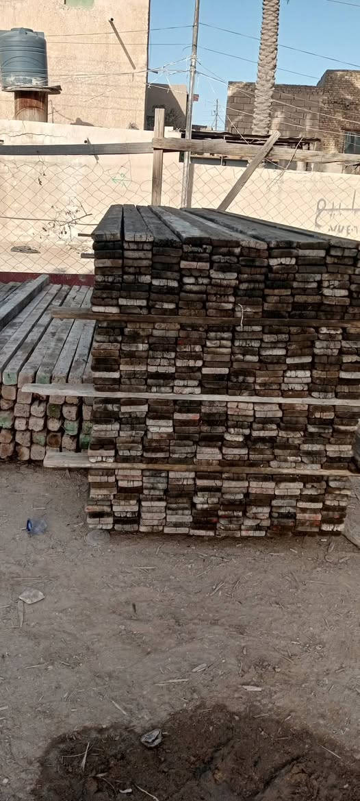 خشب للبيع لوح 4متر ولوح 3 متر وسير 3 متر مكان حله الاتصال ***********

