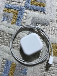 شاحنه مال آيفون للبيع اصليه كلشي ما بيها سعر 30 07887979596