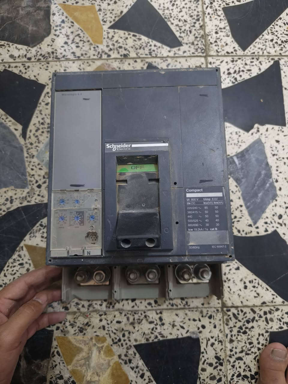 سلام عليكم/ قاطع دائرة كهربائية مصبوب من سلسلة Schneider Electric Compact NS. للبيع تصال ***********
