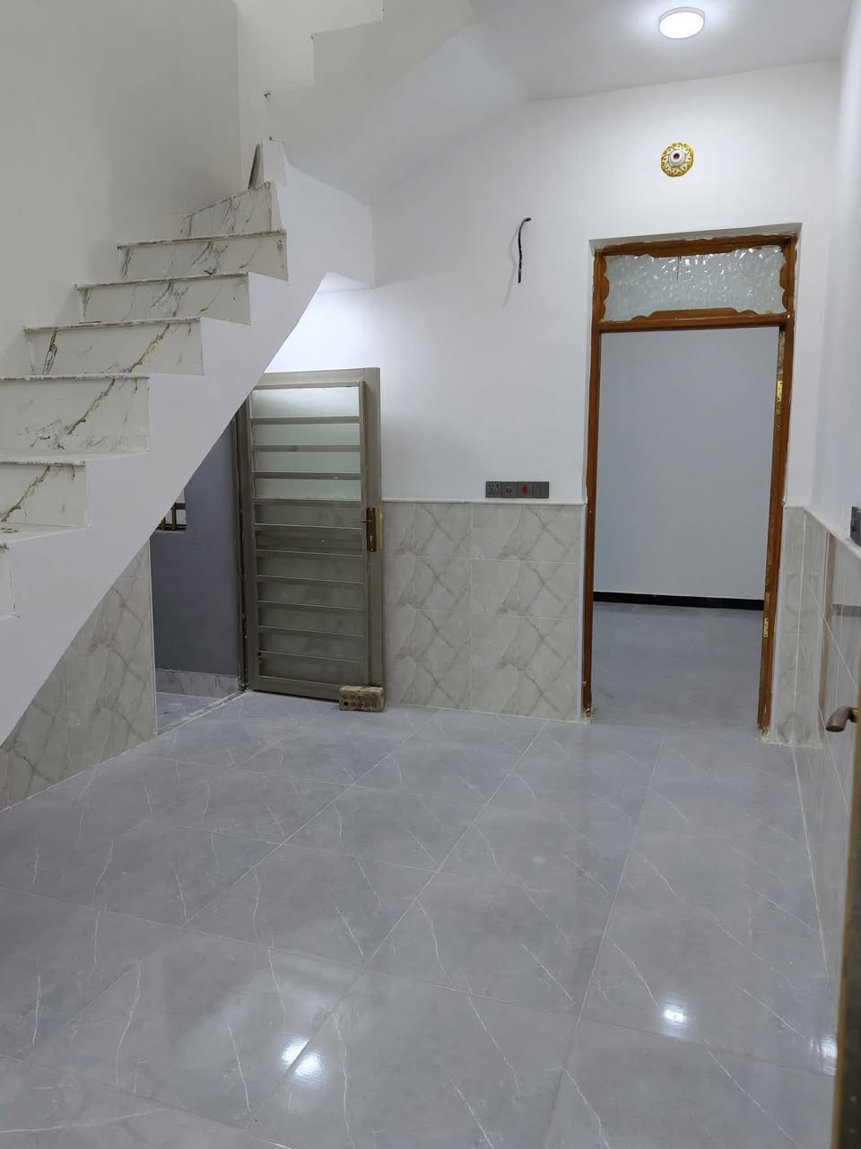 دار البيع مساحه 50متر البيت جديد مامسكون سند 25بيت يتحول بسم المشتري منطقة كامله تبليط ناره ليليه ورصفه لبيت غريطه مرتبه غرفه مطبخ وصاله وصحيات خارجيه وفوك مخزن سعر 25وبيه مجال لعنوان شارع صب عمود 335قرب جسر شهداء ***********
