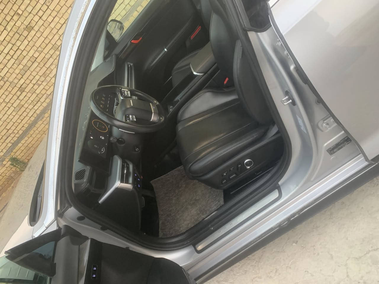 ازيرا 2023  وارد كوري غاز  اربيل  باسم شركة صار شهرين من دخلت
بيها رش كلير  3 قطع. بدون فتح ولا معجون 
محرك 3500
فول ما عدا البانوراما
بصمه 
رادار 
تحديد مسار 
قيادة ذاتيه 
كشنات كهربائية
كشنات خزن 
استيرن متحرك
كشنات تدفاة وتبريد 
ويل كب 18 
شاشة متصله 
حساسات خلفية وأمامية
جنطة ذكيه كهربائية 

السعر 220 
الاتصال ***********
البصره حي بغداد
