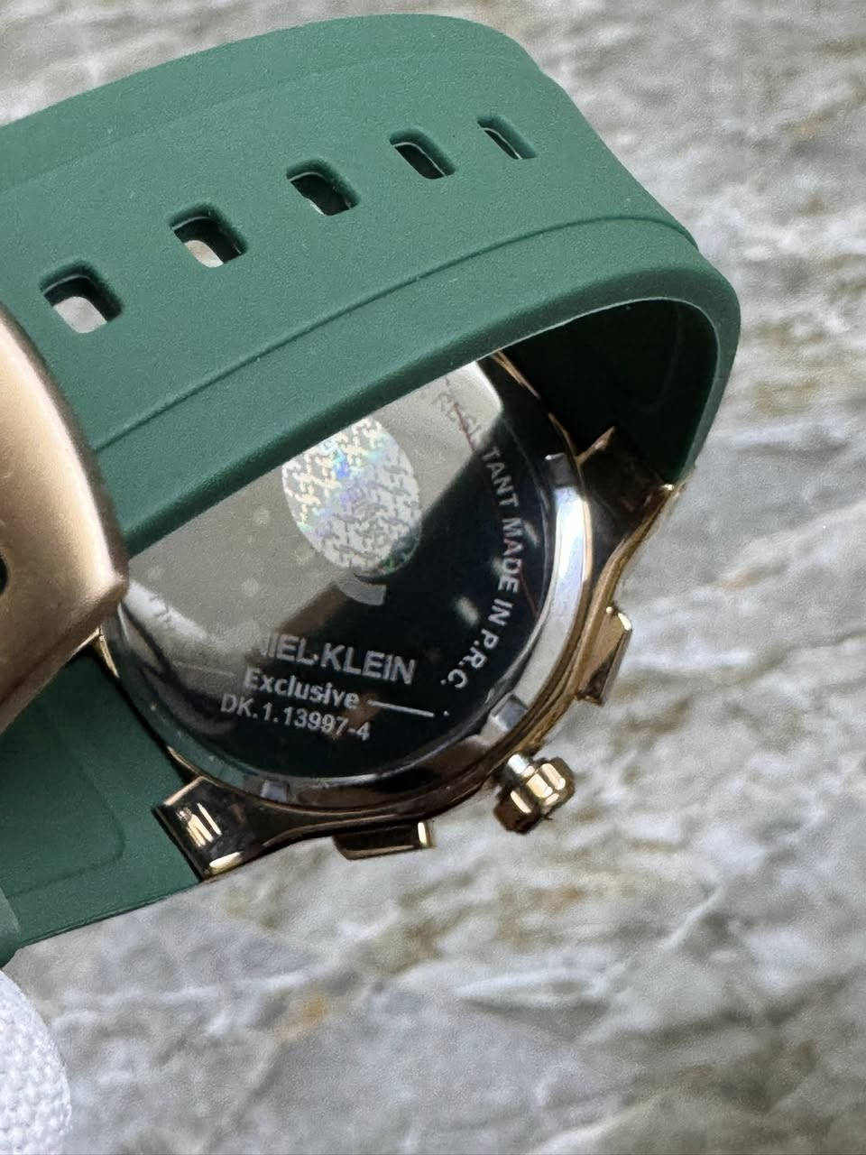 السلام عليكم ورحمة الله وبركاته🖐️
ساعة من ماركة DANIELKLEIN من التحف الجميلة والون المميز😍
المواصفات😎
١-الساعة تعمل بنظام كوارتز القطر 44 
٢-ستانلس ستيل مقاوم للخدوش 
٣-الجام زفير اصلي مقاوم للخدوش
٤-السير ربر مريح لليد لون زيتوني 
٥-فقط الأرقام لومينوس 
٦-نافذ شهري جميع ايام الشهر
٧-جميع السناتر شغالة 
٨-نظام ستوب وتش 
٩-عداد ثواني منفصل 
١٠-ضمان لمدة سنة 
١١-كود نمبر الساعة DK.1.13997-4 DANIEL KLEIN  تكدر ادخل هذا الكود وتأكد من الساعةEXCLUSIVE
…يتوفر توصيل لكافة محافظات العراق الحبيب
رقم الهاتف او واتساب
اسيا-***********
اثير-***********
