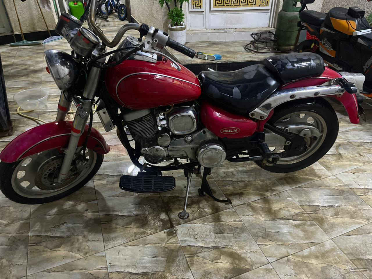 السلام عليكم دراجه  كروز (Cruiser) متروكه خمسه كير كلاسيكيه موديلDaystar VL 125 / 250 التواصل على هذا الرقم ***********
.السعر 600
الدراجه بدون أوراق(*كلك*)
