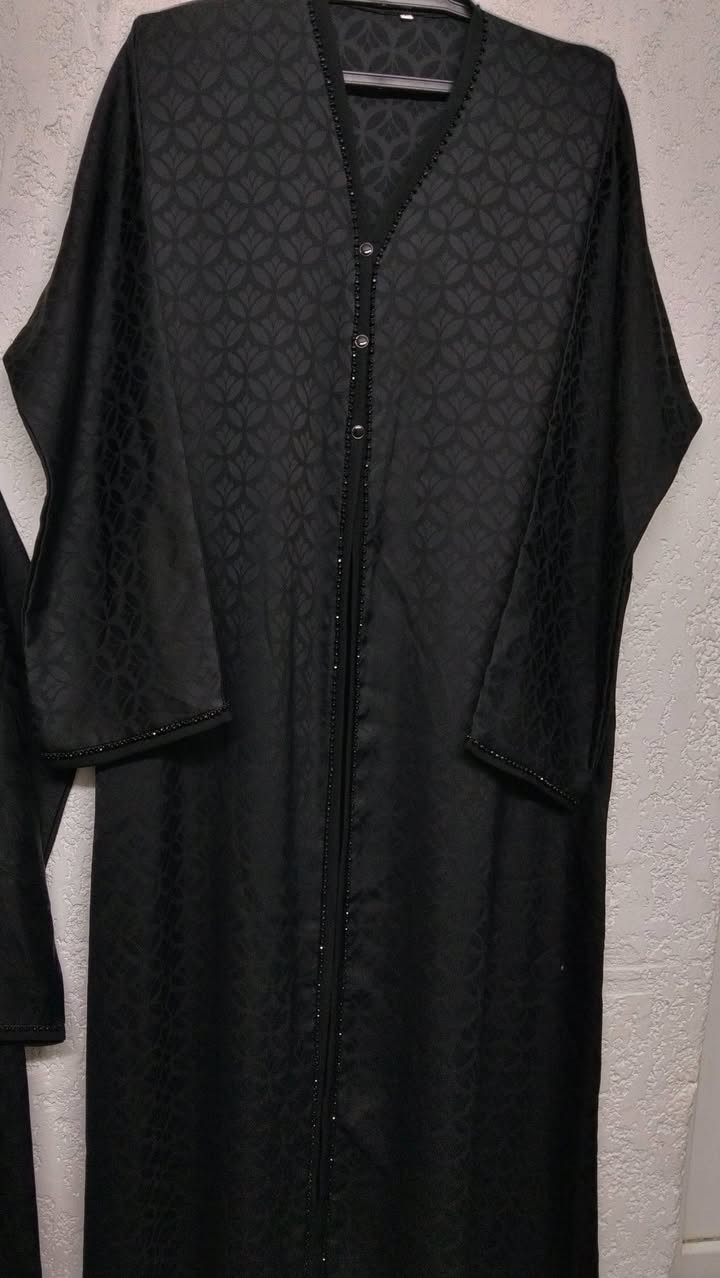 جبه  :سواد فاحم امانه الله
خامه تخبل
 ليس حرير ولا ستن جاكار ثقيل 
خامه ماراتي
السعر : 35
الخامة :  جاكار 
يلبس من وزن ٥٥ الى ١١٠ كغم


**إذا كنت صاحب هذا الإعلان وتريد حذفه لأي سبب، رجاءا أرسل رسالة إلى الدعم الفني**