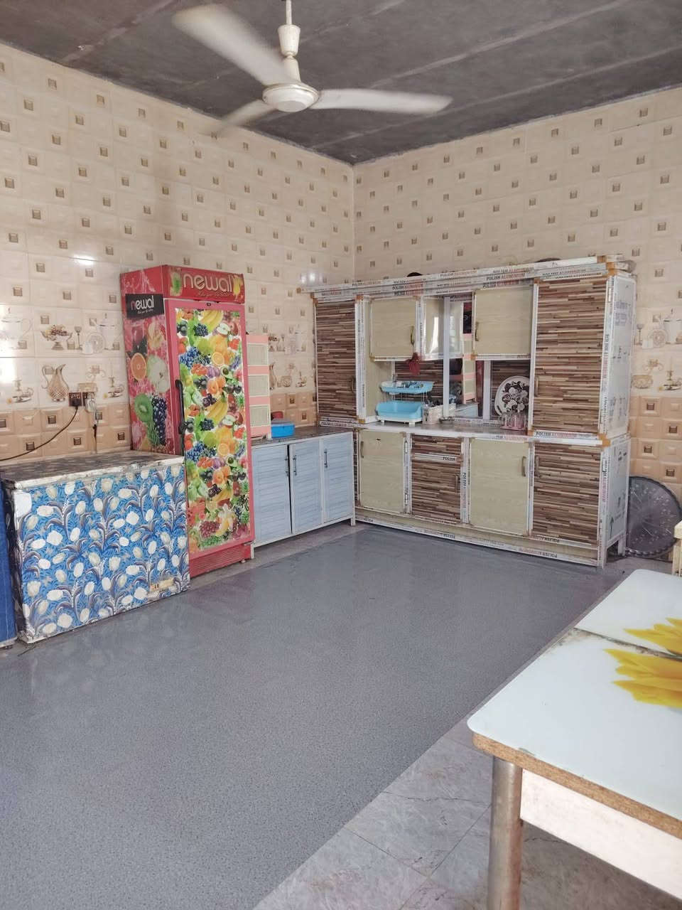 من رخصت الادمن
سلام عليكم بيت للبيع بل تقيه ثالثه قرب مجمع روان مساحته ٢٠٠بي غرفتين وصاله ومطبخ وبراني عكاده بناءبلوك سعر  65 بي مجال جاهز لسكن 🩷💝💕،  الرقم للتصال (***********)
