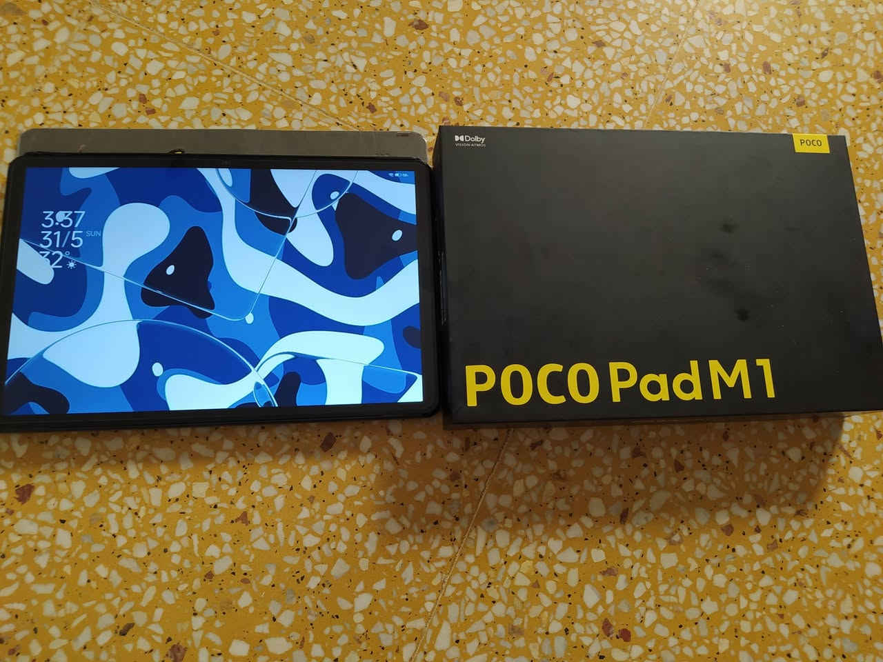 من رخصة الادمن❤️
Poco pad m1 للبيع 
استخدام اقل من شهر 
مع الشاحن الاصلي والكارتونة 
الموصفات: الشاشة الخرافية: شاشة ضخمة مقاس 12.1 إنش بدقة عالية جداً 2.5K، تدعم معدل تحديث 120Hz لسرعة وسلاسة فائقة في التصفح والألعاب، مع ميزة حماية العين من الإجهاد.
البطارية الأضخم: بطارية عملاقة بسعة 12000 مللي أمبير (تكفيك لأيام من الاستخدام المتواصل دون قلق)، وتدعم الشحن السريع بقوة 33 واط، بالإضافة إلى ميزة الشحن العكسي (تقدر تشحن تلفونك منه كأنه باور بانك).
الأداء والقوة: معالج قوي من شركة كوالكوم Snapdragon 7s Gen 4 بتكنولوجيا 4 نانومتر، لتشغيل أثقل الألعاب والتطبيقات بدون أي تعليق.
المساحة والرام: ذاكرة تخزين داخلية 256 جيجابايت (مع إمكانية تركيب كارت ميموري حتى 2 تيرابايت) + 8 جيجابايت رام لتنقل سريع بين التطبيقات.
التجربة الصوتية: 4 مكبرات صوت ستيريو (Quad Speakers) مع دعم تقنية Dolby Atmos لصوت محيطي نقي وعالي جداً (يصل لـ 300% مضاعف).
التصميم: هيكل معدني فاخر (ألومنيوم) خفيف ونحيف (7.5 ملم فقط)، مع دعم تشغيل القلم الذكي.
النظام: يعمل بواجهة شاومي الأحدث HyperOS 2 المستقرة والسريعة.
الكاميرات: كاميرا خلفية 8 ميجابكسل مع فلاش، وكاميرا أمامية 8 ميجابكسل ممتازة للمكالمات والفيديو والاجتماعات.
السعر :390الف بيه مجال حك الجية بس
المكان تلعفر 
***********
***********
الخاص مفتوح
