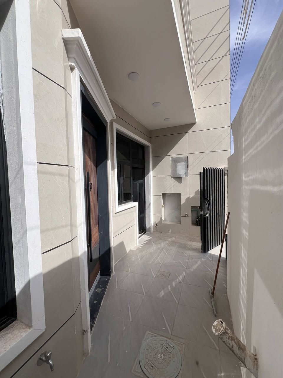 بسم الله ماشاءالله
🏠#دار_للبيع   100متر واجهيه 6،25متر نزال 16متر
  طابقين   بناء حديث وتصميم متكامل ✨️

يحتوي البيت. ع[3غرف نوم -استقبال -صحيات عدد 2- صالة- ومطبخ] البيت شغل درجة اولى 

مع الخدمات[ماي-كهرباء-تبليط]✨️

🔴ملاحضه البيت جاهز للسكن 🔑

⬅️نوع العقار  طابو زراعي سند 25 اقرار محكمه 

⬅️العنوان #بغداد_الدوره_البوعيثه   
       مجمع الحليم 
🔴للاستفسار  خاص او الاتصال ع  الرقم 
☎️***********
