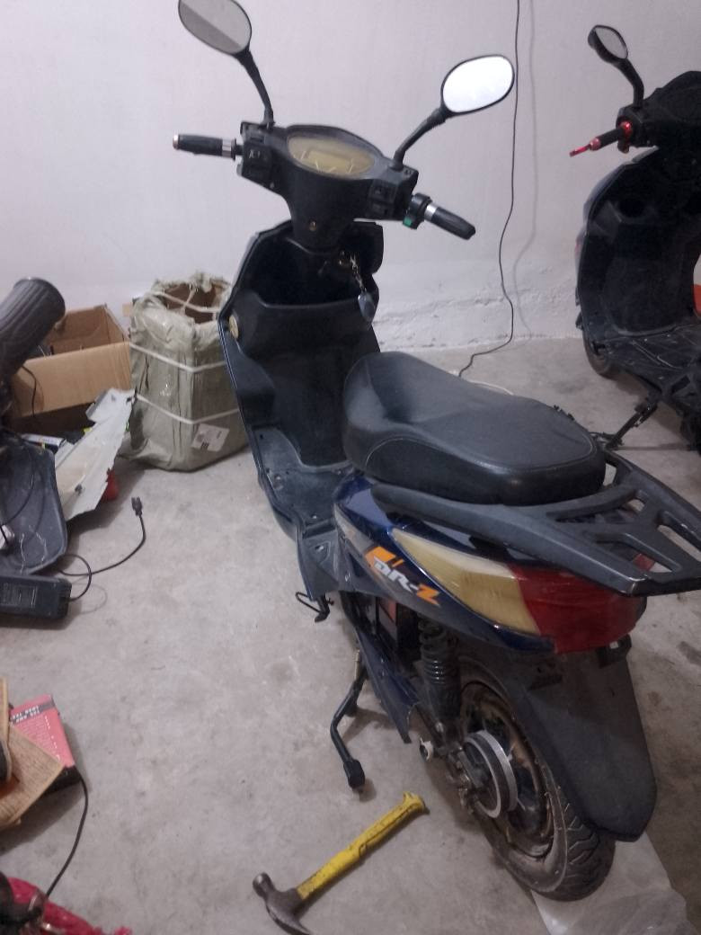 دراجة سكنس شحن خمس بطاريات كبار 32امبير جيدة كهربائيات اشاير لايت بك لايت كلها شغالة بيها نضام البك بصمةتين ووسويج جهاز انذار سرقة تشغيل عن بعد كلها شغالة بغداد حسينية ***********واتساب موجود ايضا السعر 250وبيها مجال مراوس بتلفون ايضا موجود الفارس, صلاح الدين
