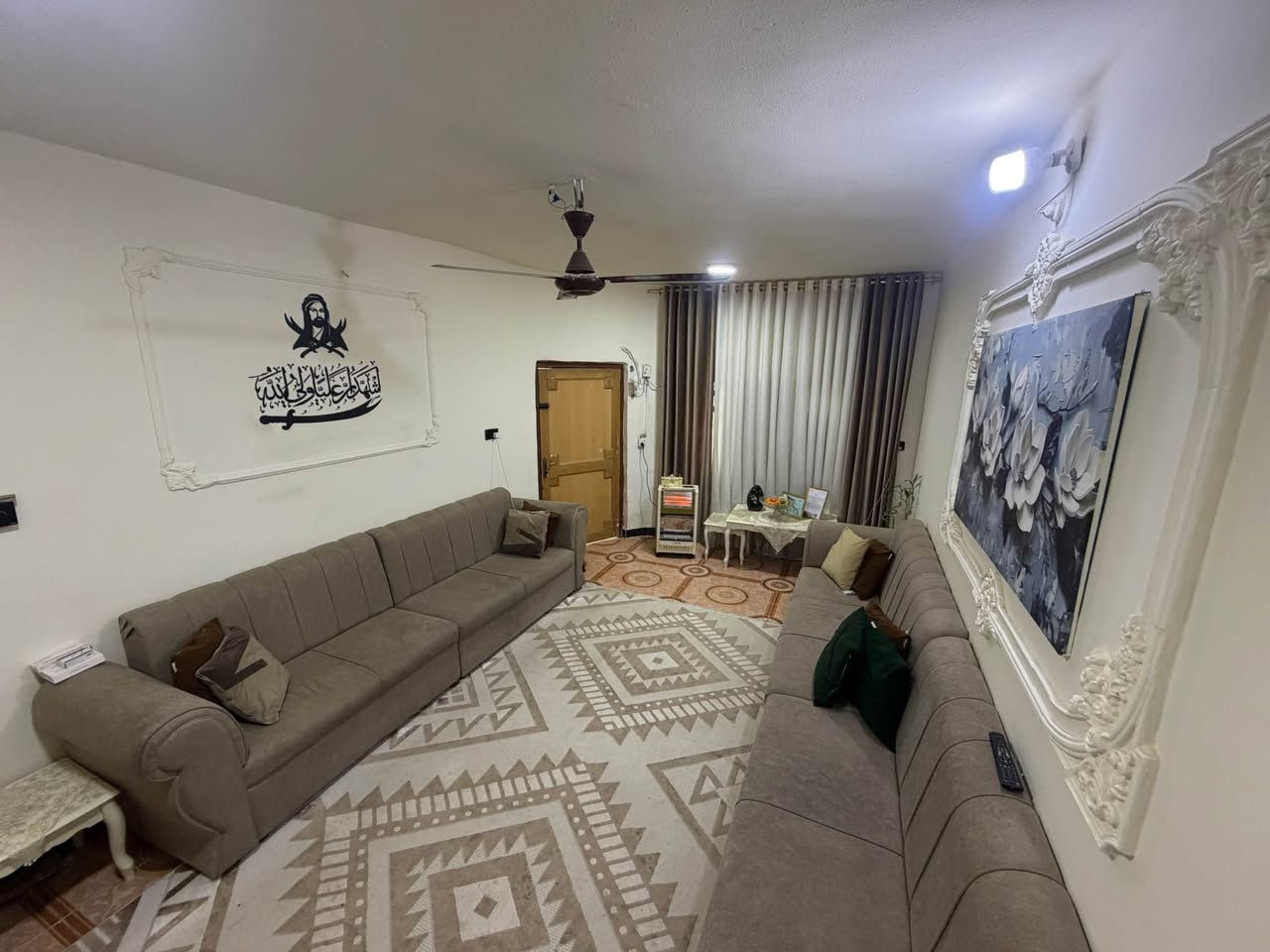 بيت مساحة ١٠٠ متر غرفتين 5×4 وحده فوك وحده جوه..... هول 6×5 من ضمنه المطبخ والحمام...... الاستقبال 6×4.... النزال 20... الواجهيه 5..... الطارمة 2×5.....   خدمات المجاري وايضا يوجد ثلاث مدارس قريبة العنوان... متوسط ما بين حي المهندسين وحي العسكري وايضا بين شارع 80 وشارع 60  الحلة.. حي الغدير حي العسكري.... قرب مدرسة الفرقان السعر 90 مليون .. هاتف... ***********‪ حلة, بابل
