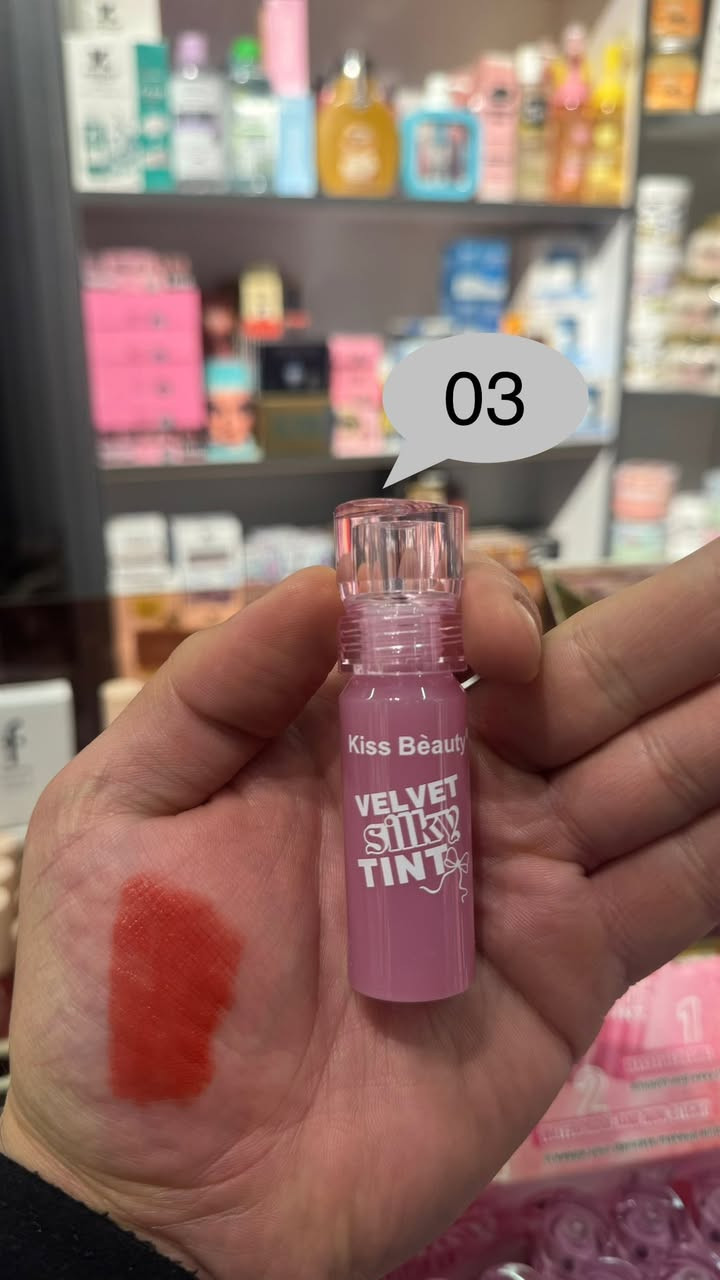 💋✨ نعومة مخملية… ولون يخطف الأنظار! ✨💋

تنت الشفاه Kiss Beauty – Velvet Silky Tint
اختيارك المثالي لإطلالة طبيعية وجذابة 🌸

🌈 متوفر بـ 6 ألوان مختلفة
من الدرجات الهادئة اليومية إلى الأحمر الجريء للسهرات 🔥

✨ قوام مخملي خفيف
✨ يندمج بسهولة ويعطي مظهر طبيعي
✨ لون ثابت يدوم لساعات
✨ مناسب للاستخدام اليومي

دللي شفاهك بلون ناعم ومريح طول اليوم 💖

📦 متوفر الآن
📩 للحجز والاستفسار راسلينا خاص
او على الرقم ***********
العنوان:قضاء بلد/شارع العريض/مجاور حراير او بلد مول
#كوزمتك_ليا_بيوتي #عروض #جمال #مكياج #ترند
