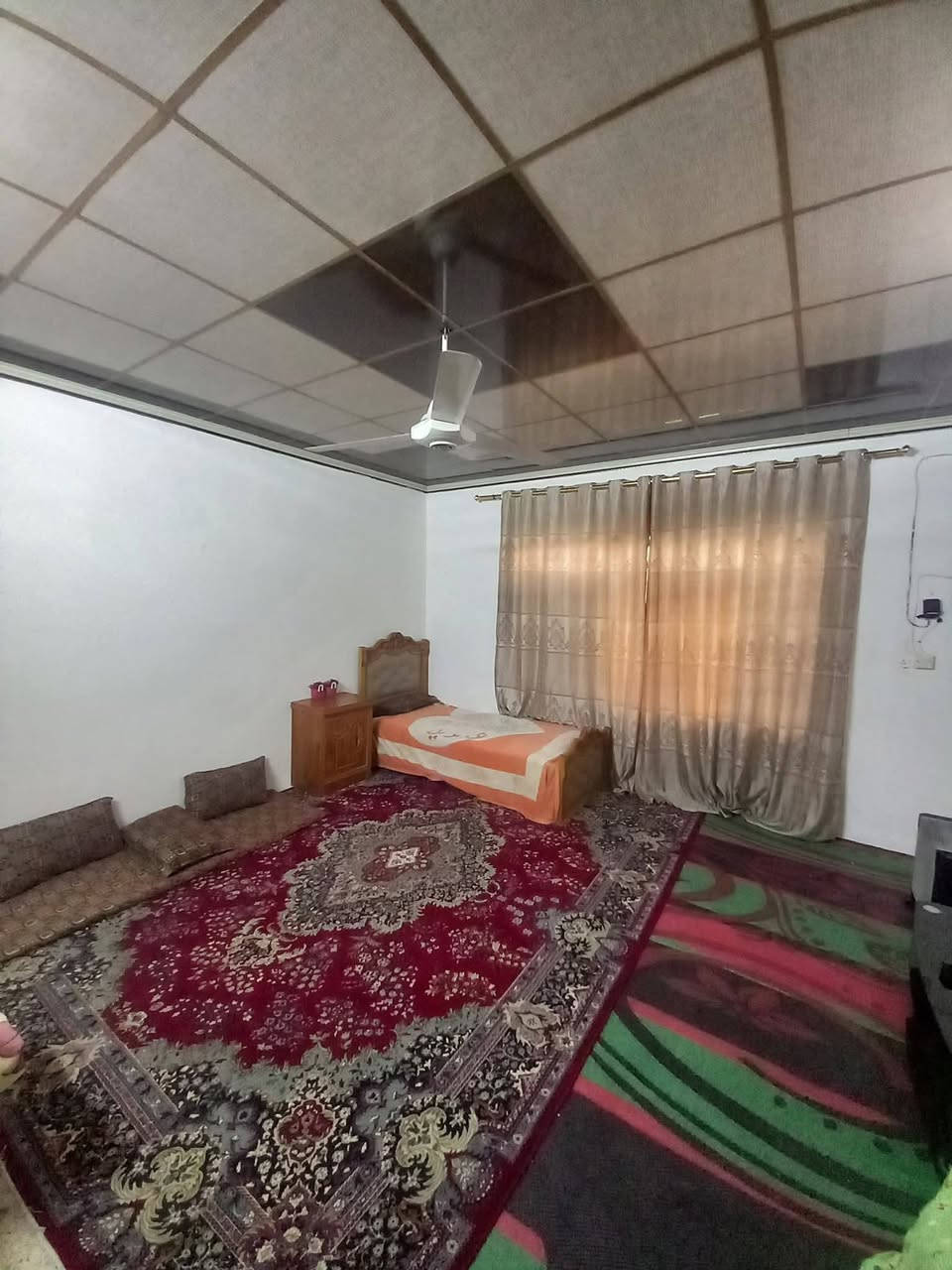 السلام عليكم دار للبيع في حي الوحدة قرب مجسر الميثاق وجامع المحسن مساحة الدار ٢٣٤متر يتكون الدار الطابق الاول استقبال ومطبخ وهول وغرفتين نوم وصحيات
الطابق الثاني اربع غرف نوم وصحيات وبلكونة قريب من كل وسائل النقل والخدمات من اسواق ومولات البيت محدث سنة ٢٠١٩  للاستفسار الاتصال 
***********
او مراسلة الصفحة
