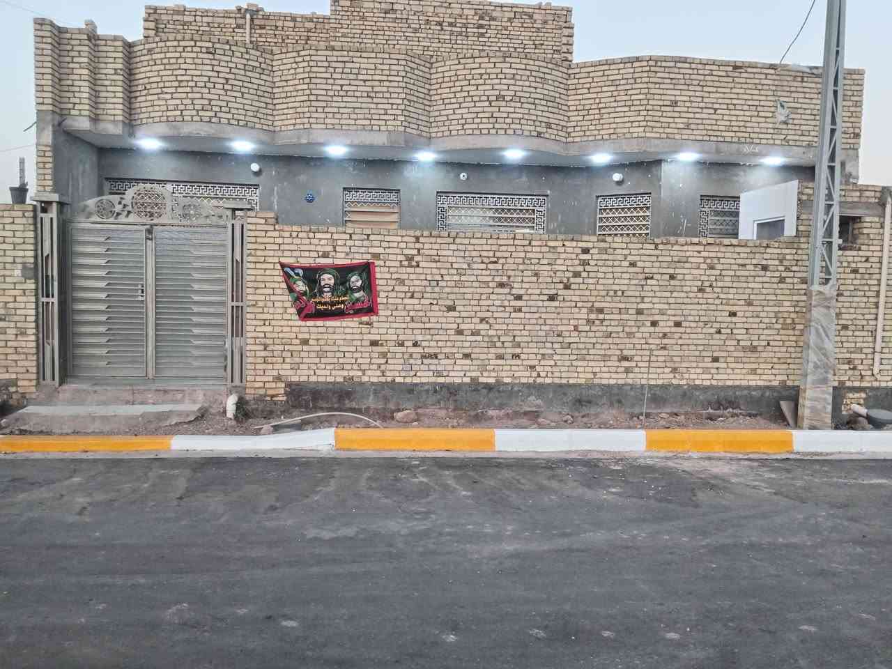 دار للبيع حي الملعب مساحه 150ركن عل ساحه بي غرفتين +ستقبال صاله بناء حديث مطلوب اسكان 43 السعر حسب  التفاق ***********
