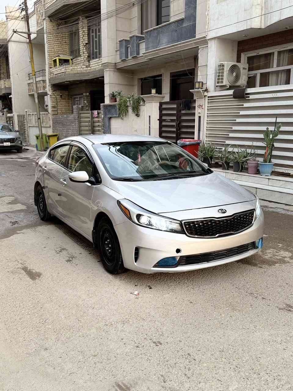 السلام عليكم
كيا فورتي 2017 وارد امريكي 
حادثها جاملغ وبنيد وانصبغت حزام اثر شخوط وفديو قبل الصبغ مذكور بلمنشور مع صور الحادث وغير هل حادث مال امريكا مابيها غير الشخوط وطخطخات 

مكينه 2000 دوش  لا تنقيص ولا قطره تبخير 
كير اي تي 
ماشيه ١٤٦ كيلو متر 
سياره متعمره تعير كامل من صفر من صدر داخل وحارج اي نقص مابيه جاهزه للي يدور سياره يشتغل بيها ع باب الله استعمال شخصي جاهزه 

رقم اربيل بأسم شركه تحويل وكاله ثاني يوم بشرط 

مكان السياره بغداد الدوره 
السعر ١٠٤ وبيها مجال بسيط 

تشوف سياره غاليه اعبرها تلكه اغاتها وتركب الاحسن منها 

***********
