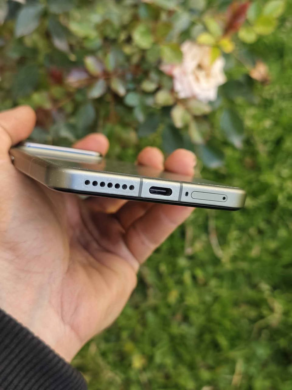 سڵاو xiaomi 15 pro (china) موبایلەکە نوسخەی صینیە ئەوەی لێی نازانێ سەرمان نێشێنێ ram 12 256gb  snapdragone 8 elite  dolby vision dolby atmos 1g2g3g4g5gsuport 4k 60fps record 8k 30fps vedio record 120x zoom  60moonzoom  ltpo oled wqhd+ Ultimate Performance: Powered by the Snapdragon 8 Elite—it's 45% faster and built for 120fps gaming.  
​Pro-Level Movies: 2K Micro-Curved OLED display with a massive 3,200 nits brightness. Perfect for watching movies in pitch black.  
​Massive Battery: Huge 6,100mAh capacity in a slim body (8.5mm). It easily lasts 2 days of heavy use.  
​Leica Camera: Triple 50MP system with a 10X lossless zoom periscope lens for professional-grade photography.  
​Tough & Light: Protected by Xiaomi Shield Glass (10x drop resistance) and an aerospace-grade aluminum frame.  Highlights
Processor Snapdragon 8 Elite (3nm)
Display 6.73" 2K OLED, 120Hz LTPO
Battery 6,100mAh + 90W Wired / 50W Wireless
Weight ~213g (Very light for the power)
Durability IP68 كويسينجاك, أربيل


**إذا كنت صاحب هذا الإعلان وتريد حذفه لأي سبب، رجاءا أرسل رسالة إلى الدعم الفني**