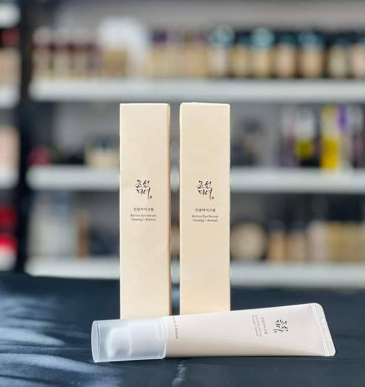Beauty of Joseon Revive Eye Serum Ginseng & Retinal - 30ml
بيوتي اوف جوسيون سيروم للعين بالجينسنغ والريتينال - ٣٠ مل
هذا المنتج هو سيروم مصمم خصيصاً لمنطقة تحت العين ، الجينسينغ هو العنصر الاساسي في هذا السيروم حيث انهُ يقلل التجاعيد كما يحتوي ايضاً على ٢٪؜ من ڤيتامين A (الريتنال) يهدف الى تغذية وترطيب البشرة وتحسين مظهرها 
يعمل السيروم على تقليل ظهور الخطوط الدقيقة والتجاعيد ويمنح العين مظهراً اكثر شباباً واشراقاً ، يقلل الخيوط الدقيقة والتجاعيد ويقلل ظهور العلامات التقدمية للشيخوخة .
كما يحتوي على مركبات تساعد في ترطيب وتنعم البشرة حول العينين 
كما اثبت انه يساعد على تفتيح وتوحيد لون البشرة حول منطقة العين مما يخفف من ظهور الهالات السوداء والانتفاخات .

طريقة الاستخدام :
ضغطتين من السيروم توضع حول العينين او على الوجه بالكامل لتوحيد لون البشرة كاملاً ، يستخدم مرة مساءً.

❗️❗️هذا المنتج يحتوي على مكونات غير مناسبة للحامل والمُرضع (حتى الي مو حامل ودتفكو بالموضوع لازم تگطعه قبل شهرين ع الاقل من الحمل ) كونه يسبب تشوهات خلقية للجنين 🤍

💎سعر القطعة 15 الف
للحجز والاستفسار مراسلة الصفحة او مراسلة هذا الرقم 👇🏻 
*********** واتساب
🚘 متوفر خدمة توصيل لجميع محافظات العراق 🚘
