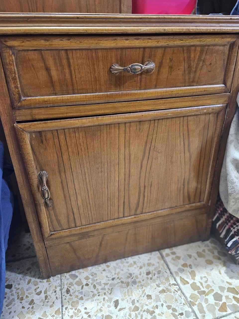 غرفة نوم كامله ميز تواليت وجربايه ويوميات عدد ٢ وزاويه كنتوريه  وكنتور  ٦ ابواب مع ملاحق نظيف للبيع صاج مستعمله مع الدوشك ابيعها كلها سعرها ٥٥٠ الف ماخذها بمليون و٦٠٠ بوكتها مكاني الاعلام قرب تقاطع الدرويش ومبروك عالياخذها رقمي واتساب ***********
