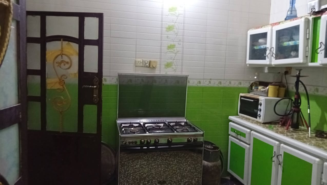 السلام عليكم بيت للبيع 100 متر واجه10 ونزال 10 بيت جديد طابقين غرفتين وصالتين وبراني ومطبخ وصحيات كونكريت مسلح الارضية والسقف كونكريت مكانه حي وحده قرب متوسطه الغصون سعر 85 وبي مجال للاستفسار على الرقم ***********
