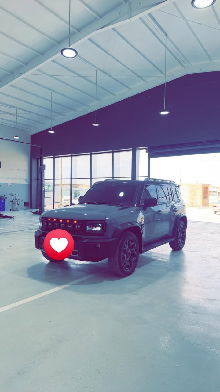 سلام عليكم للبيع جيتور T2
 فول مواصفات 
سيارة جديدة جدا ماشية37 ألف كم فقط 
المواصفات  
داخل السيارة زيتوني وكشنات جلد وحزام برتقالي
بانوراما 
حساسات امامي خلفي
كامرات 360 
تبريد قطعتين 
شاشة عرض حجم كبيرة 
ثلاجة 
تشغيل عن بعد وبصمة عدد 2 
انعكاس الشاشة 
منفذ 4 USB
مصابيح LED كافة السيارة
ناقل حركة 7 سرعات
منفذ تايب سي
اوامر وتحكمات كامل صوتية
مثبت سرعة +قياده ذاتيه
 2000 تيربو 
كشنات ترحيب عند فتح الباب وكهرباء 
تبريد كشنات 
حساس طهول المطر 
مراقبه قياس الماء للسياره 
وضعيات قياده متعدده نورمل سبورت ايكو صخور ثلج وغيرها
شاشه تدعم اندرويد اوتر وكاربلاي
صندوق شفط
وبعد هواي مواصفات بيهه 
نظام مراقبة ضغط الاطارات
ضمان 6 سنوات للسيارة و10 سنوات للمكينة والكير 
السيارة ماشية 37 الاف

عنوان السياره نجف *********** 
السعر 40 مليون وقابل للتفاوض
