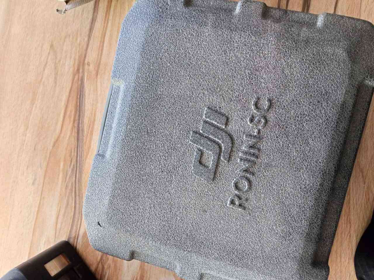 وياها بطاريتين وحدة اصلية وكالة وثانية شحن تايب سي وياها شاحنة وحزام
ورونن DJI SC كامل ملحقات وياه جنطة

نظافة البدي 95% ونظافة العدسة 85% ونظافة الرونن 90% 

السعر مليون و 100 كلهن وبيهن مجال بسيط
مكاني بغداد بلديات

رقمي ***********
