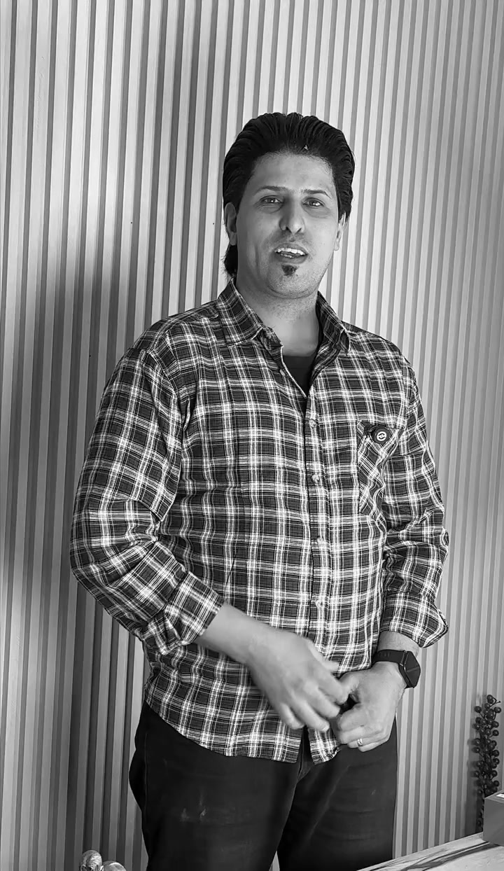 هاتف RedMagic 11 Pro 
ليكون ثوره وزلزل مدمر في عالم الهواتف 🔥

أهم مميزات الهاتف

✅المعالج: مزود بأحدث شريحة من كوالكوم، Snapdragon 8 Elite Gen 5

✅نظام التبريد الثوري (AquaCore)
• التبريد السائل: لأول مرة، يدمج الهاتف نظام تبريد سائل حقيقي مع مروحة توربو تصل سرعتها إلى 24,000 دورة في الدقيقة.

✅شاشة خالية من الثقوب: يتميز بشاشة AMOLED مقاس 6.85 بوصة بدقة 1.5K، مع كاميرا سيلفي "مخفية" بالكامل تحت الشاشة (UDC) للجيل الجديد، مما يوفر تجربة غامرة تماماً.

✅السرعة والسطوع: معدل تحديث يصل إلى 144 هرتز،

✅البطارية والشحن
• سعة ضخمة: يحمل بطارية عملاقة بسعة 7,500 مللي أمبير (بتقنية السيليكون كاربون)، .
يدعم الشحن السلكي واللاسلكي السريع بقدرة 80 واط،

✅ أزرار الكتف: أزرار جانبية (Triggers) حساسة للمس بتردد 520 هرتز، قابلة للتخصيص بالكامل لمحاكاة أجهزة الكونسول.

✅مقاومة الماء (IPX8): ميزة نادرة جداً في هواتف الألعاب التي تحتوي على مراوح، حيث تم تصميم المجرى الهوائي ليكون معزولاً عن المكونات الداخلية.

✅الإضاءة: تصميم عصري مع إضاءة RGB قابلة للتخصيص في الخلف وعند المروحة.

السعـــــــــــــر : مليون و250 الف دينار 

🟡 #مركز_سما فون للموبايل 🟡

اشتركو بقناتنا على التيليجرام
‏https://t.me/+6Al3ajlkNlA2NWMy
—————
اشتركو بقناتنا على الواتساب 
‏متابعة قناة مركز سما فون للموبايل  على واتساب: https://whatsapp.com/channel/0029VaQQZKH4IBhFJoRuve0P
——————
اشتركو بقناتنا على التو توك 
‏https://www.tiktok.com/@j_moon313?_t

يوجد لدينا #خدمة_توصيل الى كل انحاء العراق 🚛
..................
موقع المركز : ذي قار - قضاء الرفاعي- شارع الخطاطين- مقابل ترند الرفاعي - مجاور منفذ ابو صلاح الركابي 🚗
للأستفسار على الأرقم التاليه .. 👇👇
.
*********** 📱 قسم المبيعات
قسم الصيانه ⚔️🛠️📱***********
