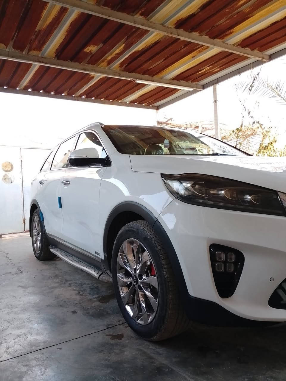 السلام عليكم
سورنتو موديل 2020 فول مواصفات 

بنوراما

بصمة تشغيل

اربع كامرات 

حساسات 

شفتات بلستيرن بلادي

دفع رباعي ✔️

فج مال بريك احمر بلادي 

وياله كروم بلادي

دوسات بلادي 

سته سلندر 

 شحن لاسيكي     

السياره فولل فأة جيتيلاين معروفه مواصفات ال GT Line 

الضرر واضح بل صور لمعرفة اكثر تفاصيل اتصال بل ***********
