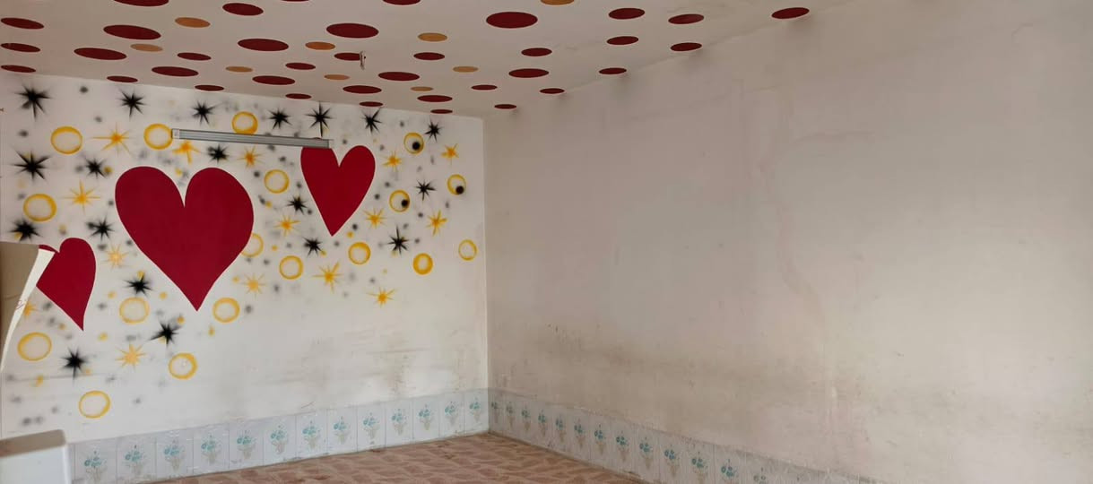 السلام عليكم طابق ثاني ايجار معزول عزل تماما عن الطابق الاول درج مي كهرباء كلها خطوط معزوله عن الارظي البيت مساحته ٢٩٠ متر كبير جدا يحتوي على اربع غرف نوم وصاله كبيره جدا خمسه في خمسه مع حمام مترين ونص في مترين ونص كبير والصطح الفوك ٢٩٠ متر خاص فقط للطابق الثاني مكانه الغزاليه محله ٦٧٣ قرب حسينيه جعفر الطيار بيت ركن وعلى شارع مو فرع مكانه حلو ايجاره ٤٥٠ تليفون *********** بي واتساب اذا ماعدكم رصيد اني بلخدمه
