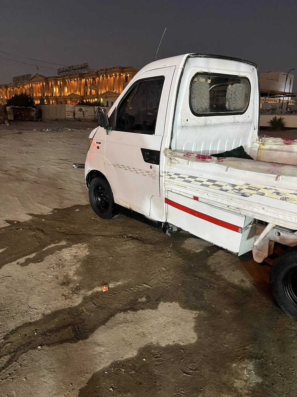 سلام عليكم شباب سياره شيري مديل 2011     راعيها يمي سنويه تنتهي بل 27 سياره ماعليها شي  كير وا محرك مكفولات كهربيات جاهزه بس لايت واحد مايشتغل وصطاب مكسور الوره سعر ٢٧ بيها مجال حك جيه بكاني بصره ٥ميل *********** رقم بس وتساب مفتوح بيه مستعجل على بيعهتا سياره مرتبه.
