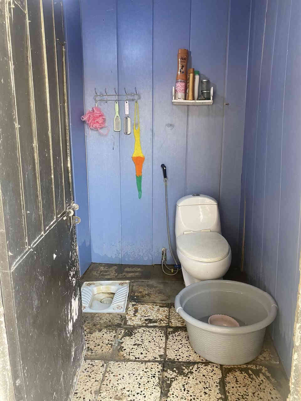 السلام عليكم ورحمة الله وبركاته 
بيت تجاوز للبيع مساحة 230 متر العنوان بغداد الكرخ حي الاعلام نهاية سوق اميمة بظهر البيت الشارع العام الرئيسي قرب المدارس الابتدائية وكلشي قريب عل بيت غرفتين مطبخ استقبال حمام خارجي شرقي غربي كراج ياخذ سيارتين حديقتين 

مساحة جانبية تكفي بناء مشتمل الكهرباء كلهة دفن خطين وطني خط مولد نظام كامرات وجرص 

نظام خلاطات ماء حتة بوري الاسالة ودفن البواري كوي اصلي تانكي الماء والماطور والسخان والمغسلة والكامرات يبقن هدية للمشتري متوفر واتساب 

***********

السعر مع الاثاث 29 م
بدون اثاث 26 م
