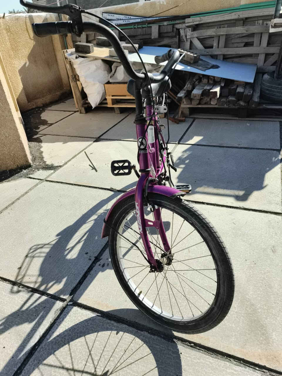 بايسكل بناتي للبيع كامل مكمل ما بي اي شي كله مضبوط تجي وتفصح بعينك حجم 20 تايرات اصليه مكينه وحده بس بريك خلفي دسك امامي ماسحات البايسكل نضيف لاخر حبه ياباني كله مختم مناقصه شي الكشن بي دبلات يعني يشيل وزن لل100 كيلو السعر 65 مكاني بغداد الأعظمية رقمي ***********
