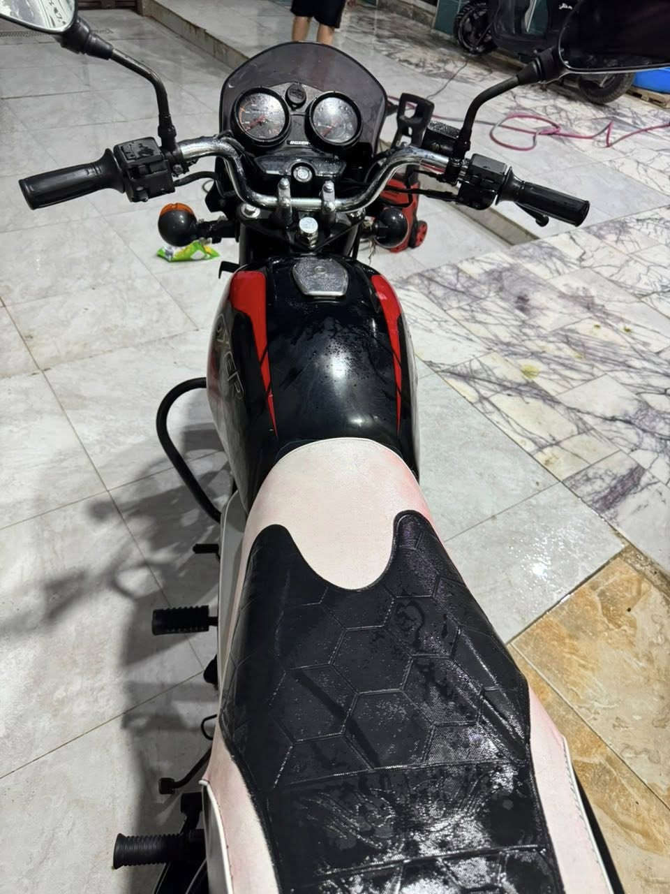 سلام عليكم دراجه بوكسر هندي 23 دراجه مفتوحه مره وحده فقط  رقم وسنويه تحويل ثاني يوم  نضافه دراجه 100/90 مامتعربه تواير شركه ممبدلات شرط  سعر خاص مكان قرنه شرش ‭0773 699 9551‬
