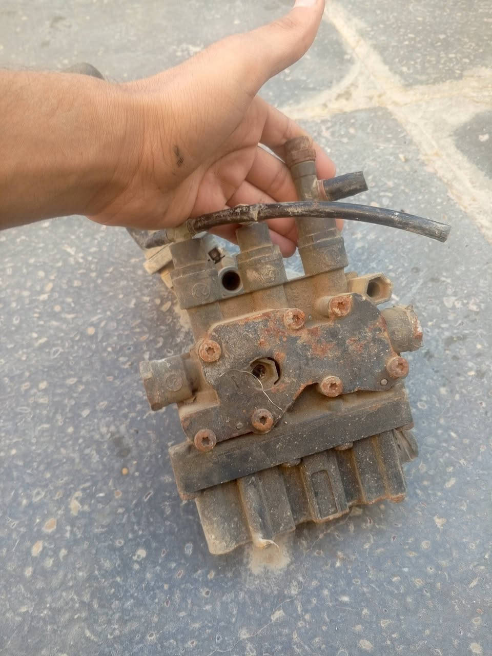 السلام عليكم غراض للبيع تاروسات ثنين مال رينو البنكة مال سكانية سرفة مال سكانية الشراي يخابر وبي خير ويدلل مكاني بغداد ***********
