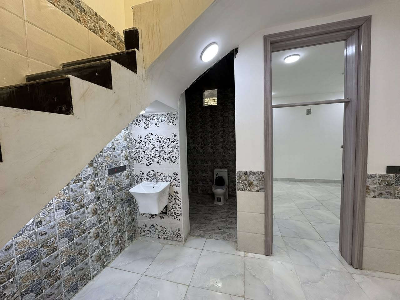 سلام عليكم يوجد دار قطع حجيه نوفه عل شارع ريسي يحتوي دار غرفه واستقبال  وهول ومطبخ مجمع صحيات كراج سياره حمام خارجي المساحه ١٣٥ تحويل ١٠٠بناء حديث رقم هاتف ***********
