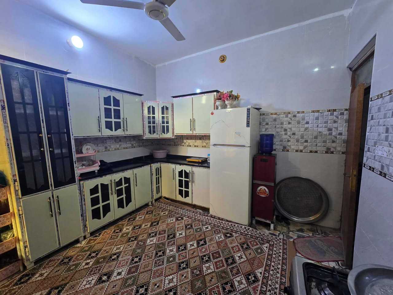 دار للبيع منطقة مغربه قرب مدرسه الغزالي المساحة ١٤٠ متر ثلاث غرف نوم السعر ١٣٥ مليون ***********
