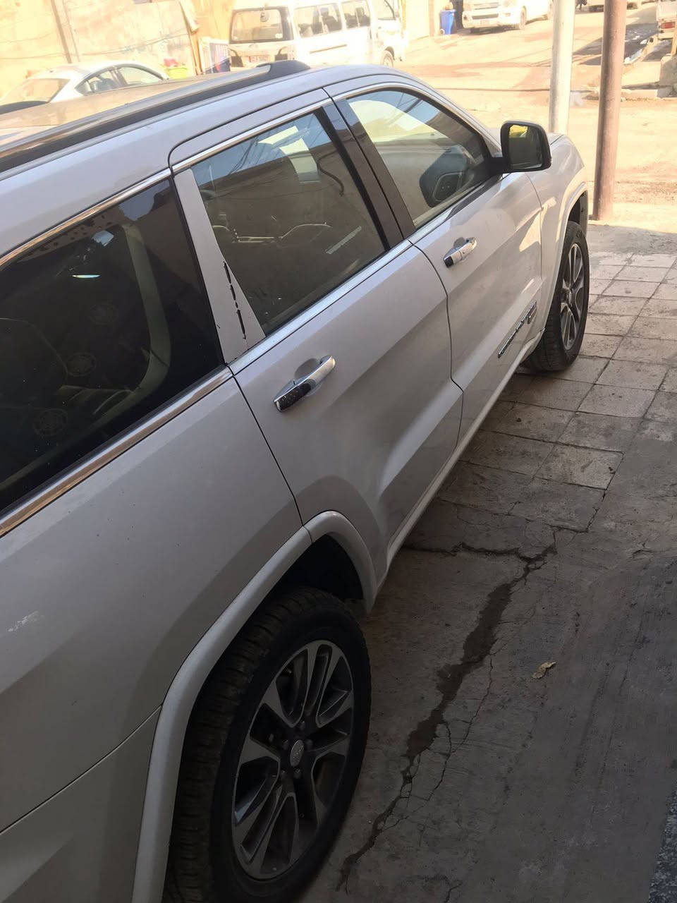 السلام عليكم ورحمة الله وبركاته
سياره جيب افر لاند  خليجي موديل 17 للبيع

بدون حادث عد ضربت توكتك بمسطرت باب الجنطه كما موضح بالصور

السعر ٢٥٥وبيه  قليل
***********
