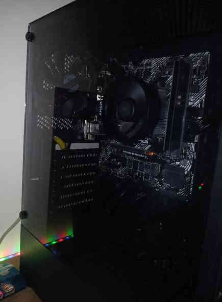 سلام عليكم ست اب كامل للبيع
المواصفات بالصور استعمال شهر واحد 
كيس مع مسز مع كيبورد ماوس وشاشه حجم 24جديده فول hd1080
السعر 800الاستفسار على هذه الرقم *********** موجود واتساب  اما فيس غير متواجد
