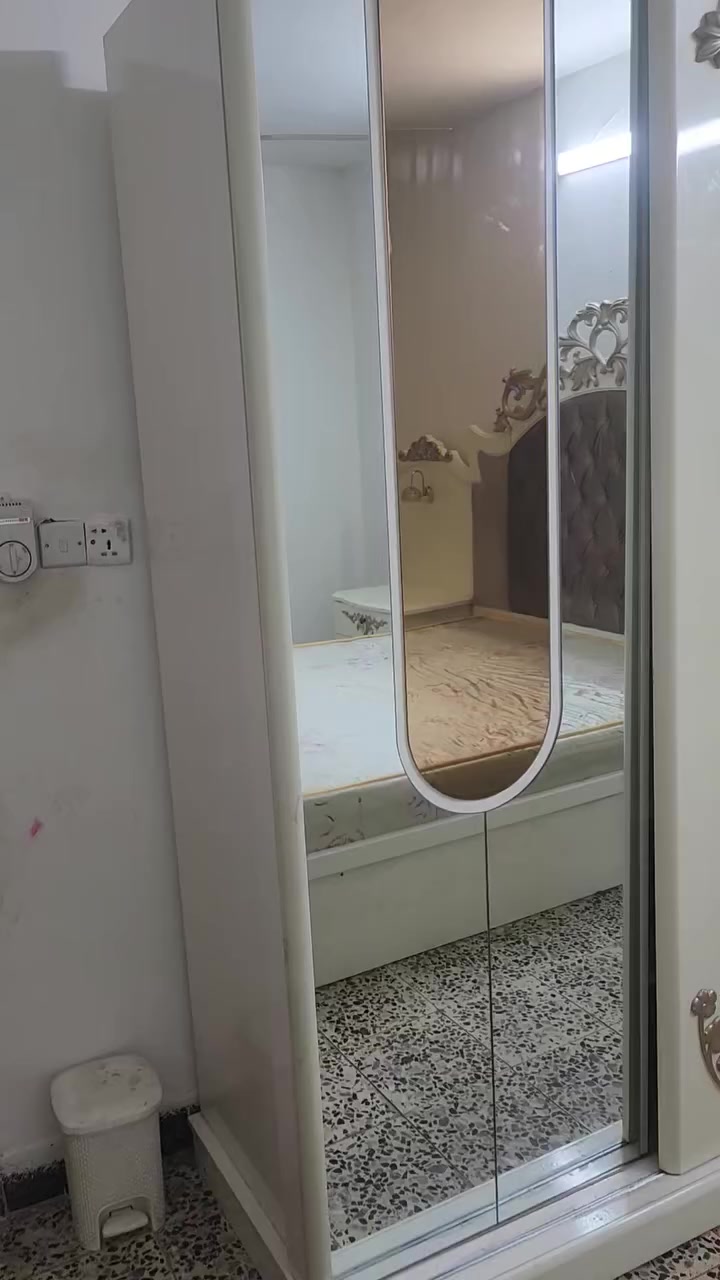 غرفة نوم تركية نظيفة كاملة وية التخت عمل (صومية) و دوشك مكانها بغداد البلديات  ٦٠٠  الف  و بيها مجال
***********
