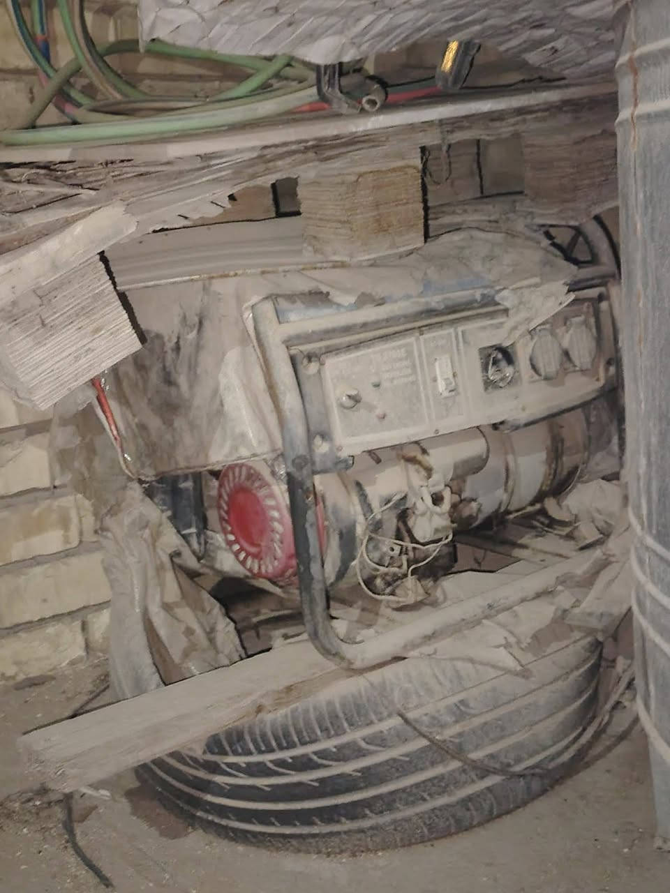 مجمدةحجم كبير شغالة مكيف عدد ٢ شغالات بس واحد يفصل نص تخم حلو ونضيف كلش ميز طعام نظيف مبردات شغالا برفاب كاملات بايسكلات مولد ودراجه شحن شغالات بس متروك وتنور وباقي اغراض أيضا اتصال أو مراسلة واتساب ***********
