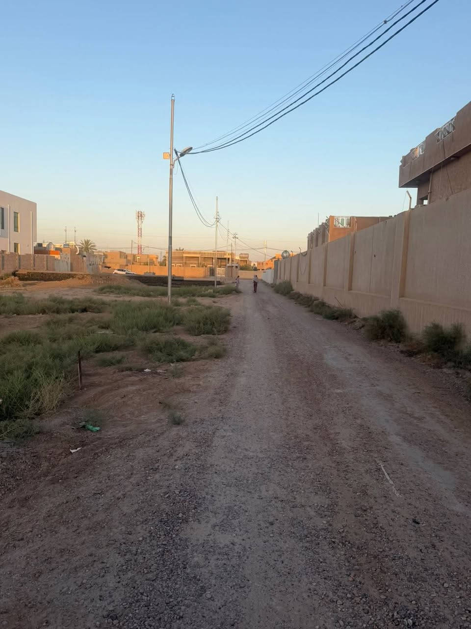 قطعة ارض للبيع المساحه ٤٢٥متر مربع شارعها ٨متر  وكامله من خدمات ماء وكهرباء وقرب شارع السجاريه يلي مساحته ١٨متر وشارعها داخل خطة تبليط مع شارع السجاريه مكانها قرب قاعة البوهتيمي مجاور دكتور شهاب المضمد للاستفسار الاتصال على الرقم ***********
